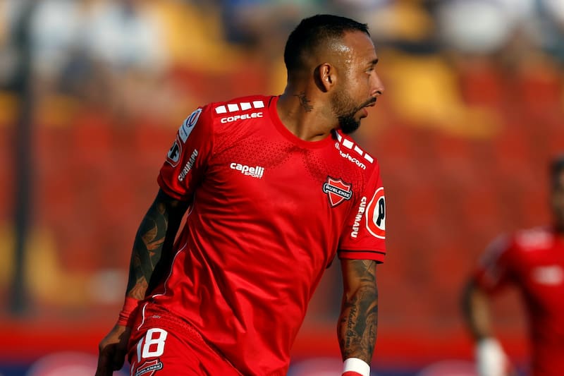 El lateral de 30 años se sumaría al plantel 2026 de la UC. Foto: Agencia ATON.