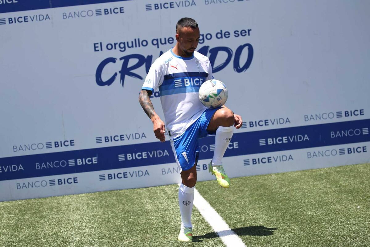 En su presentación oficial como refuerzo de Universidad Católica. Foto: Agencia Aton