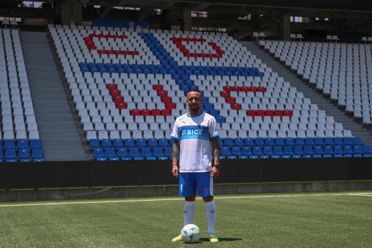 El defensa fue presentado como refuerzo de la UC. Foto: Agencia ATON.