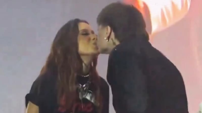 El momento exacto en el que Peso Pluma y Anitta se besaron