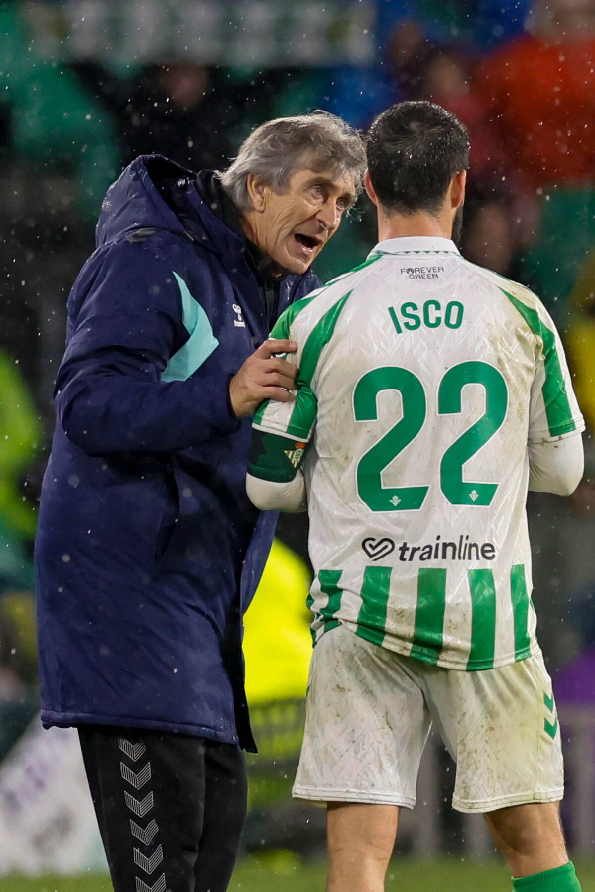 El entrenador del Betis Manuel Pellegrini da instrucciones a Isco durante el partido de La Liga del Real Betis y UD Las Palmas. EFE/José Manuel Vidal