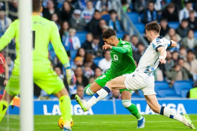 El Betis jugando contra la Real Sociedad por La Liga.