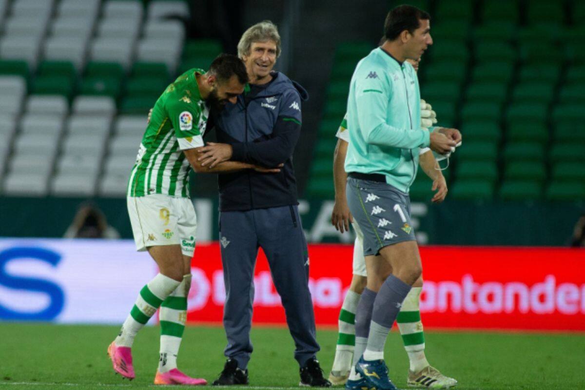 Manuel Pellegrini junto a Borja Iglesias, durante un partido de los verdiblancos.