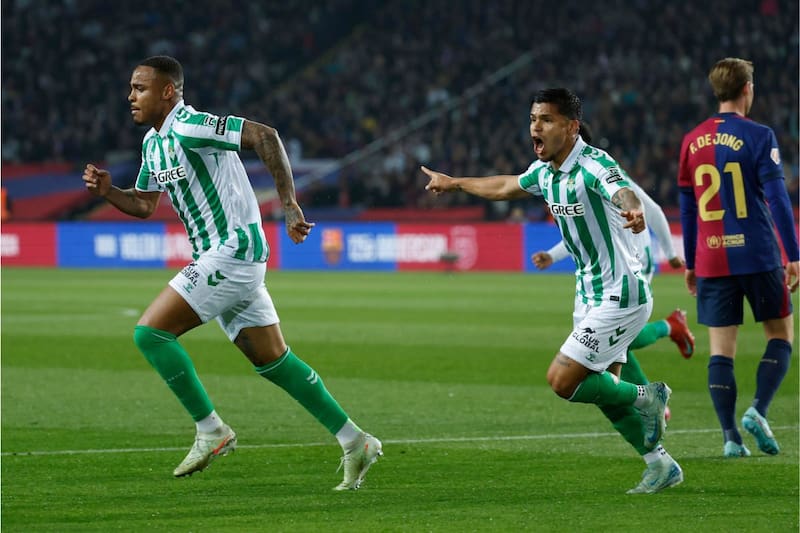 El brasileño Natan celebra el gol que le marcó al Barcelona. Foto: EFE.