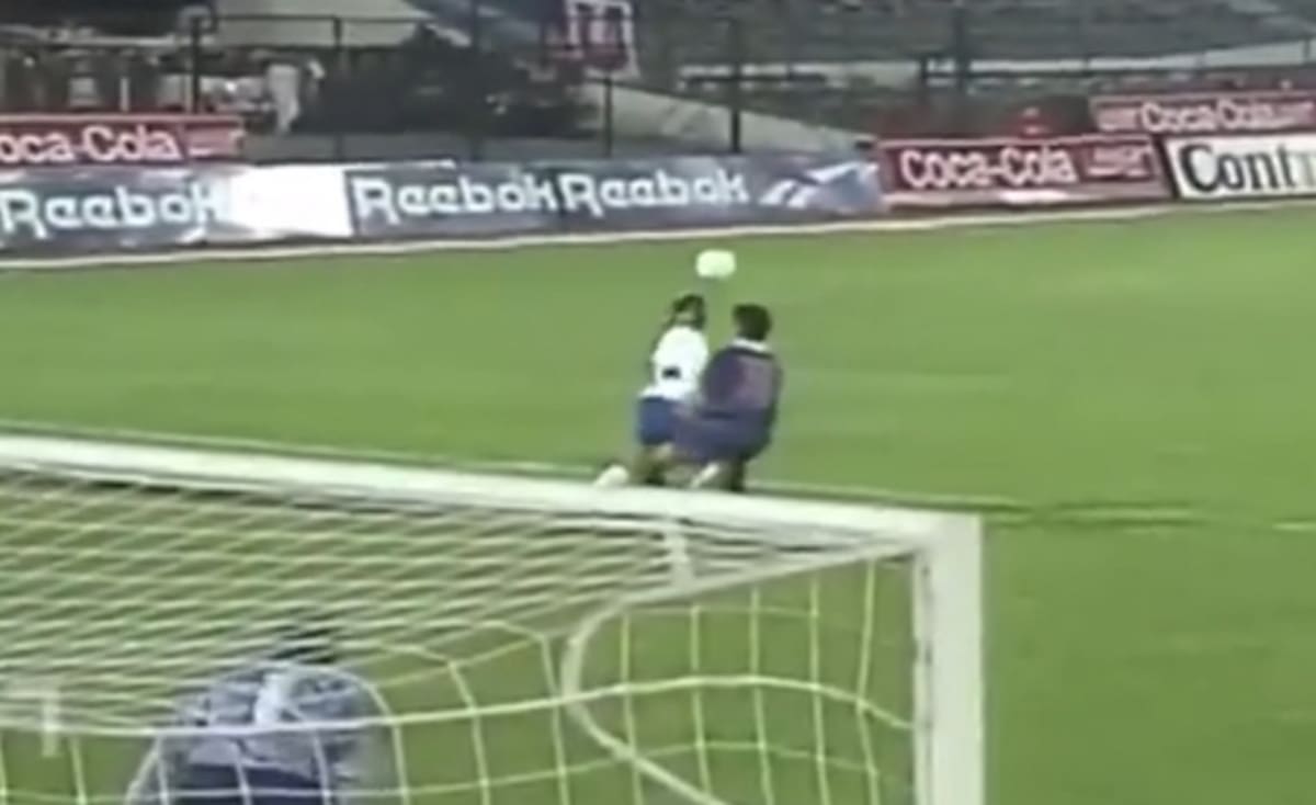 y un lujo para marcar un golazo por la UC. Foto: Captura.