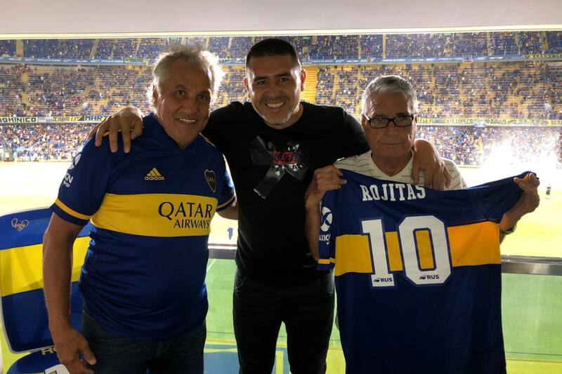 Aparecen Beto Márcico a la izquierda, Juan Román Riquelme en el centro y Ángel Clemente Rojas a la derecha. Fuente: Twitter @sebavdr