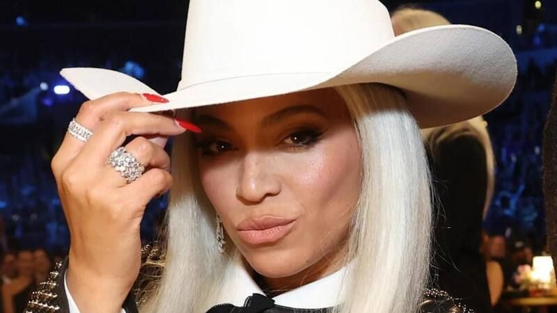 y su nuevo look en miras al disco "Cowboy Carver".