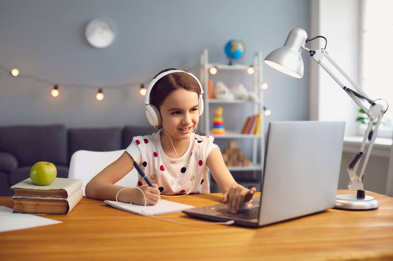 Las bibliotecas digitales son las mejores opciones para los estudiantes que buscan textos gratuitos, comodidad y un gran registro. Créditos: Canva.