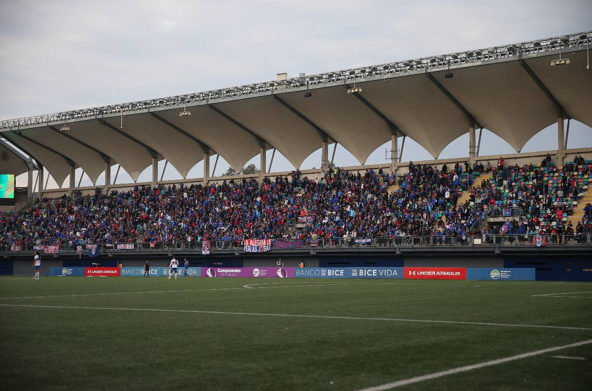Se suma San Carlos: los otros 10 estadios del fútbol chileno profesional que tienen pasto sintético