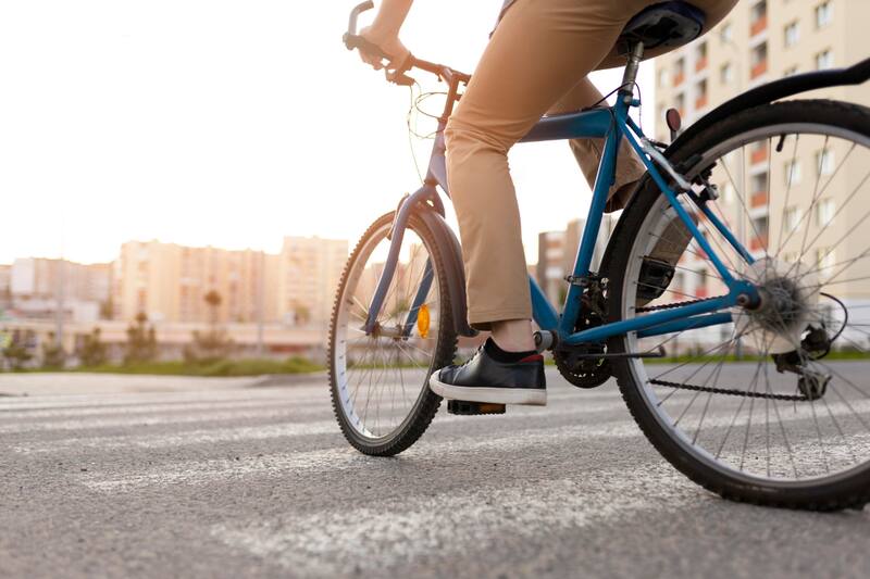 La actual normativa legal establece los criterios que se deben seguir al transitar en bicicleta en la vía pública.