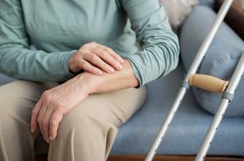 Estos son los mejores ejercicios para combatir el dolor de artritis, según experto