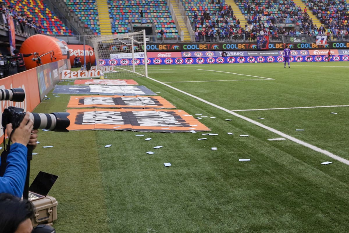 Protesta de la hinchada Universidad de Chile contra sus dirigentes.