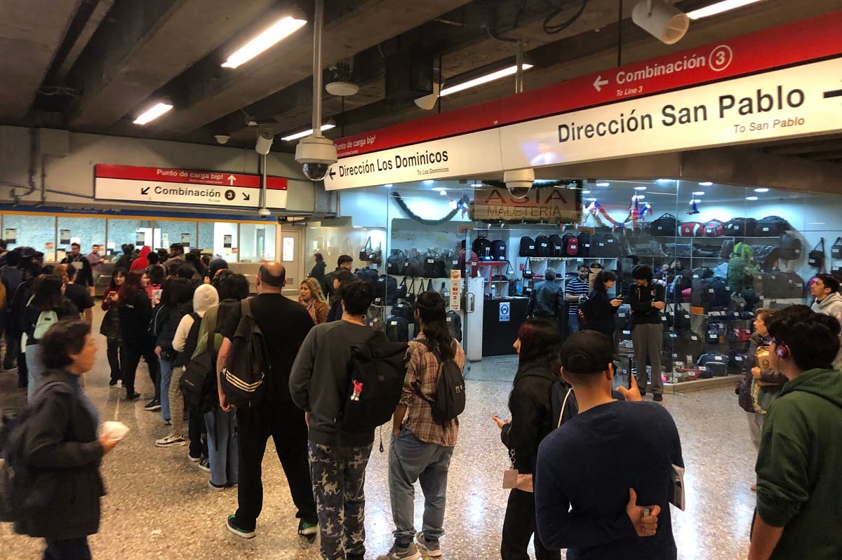 Filas eternas en el Metro para adquirir la tarjeta del juego.