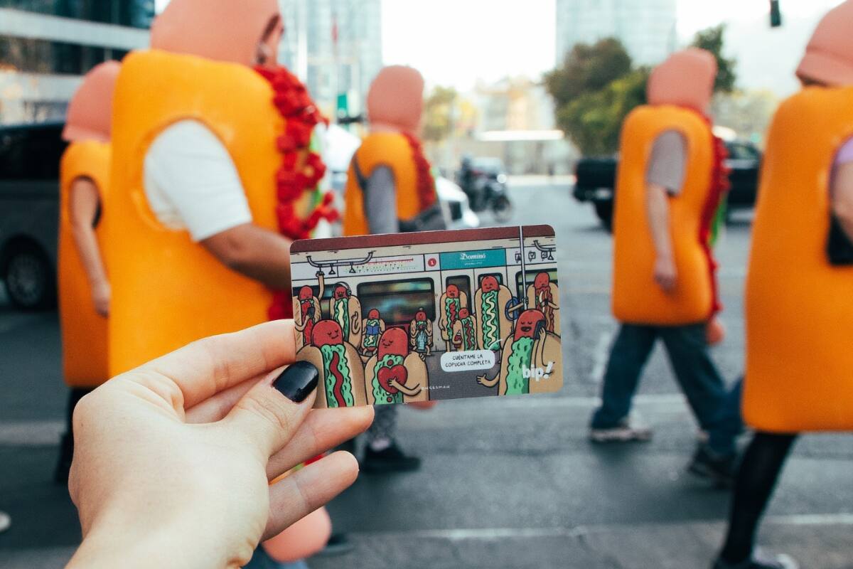 La tarjeta ya está a la venta en varias estaciones de la red del Metro de Santiago.