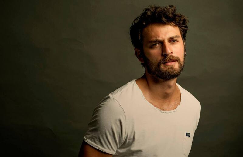 participa en "Un ladrón romántico".