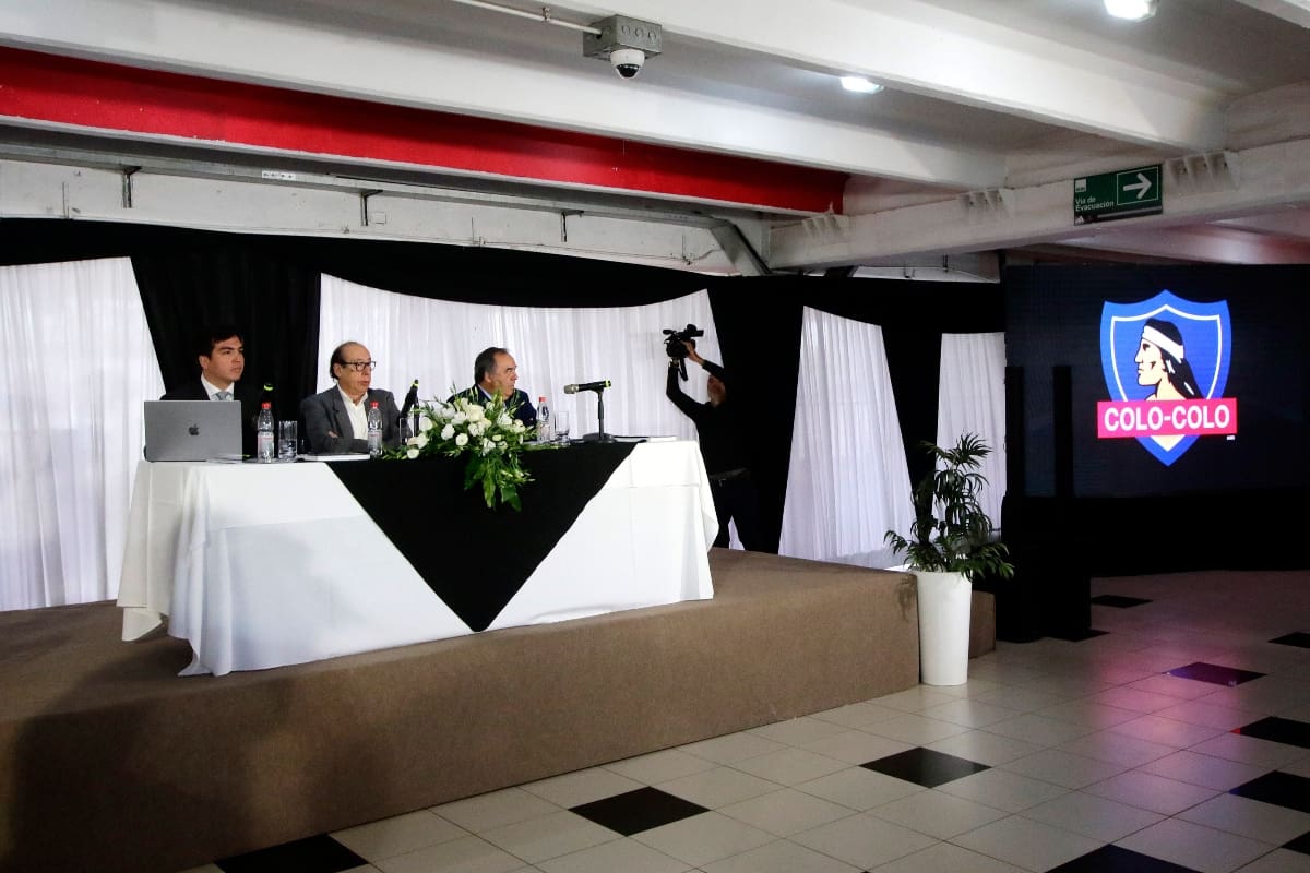 Los directores en una Junta de Accionistas de Colo-Colo.