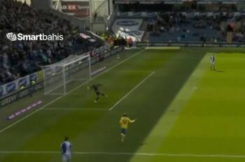 VIDEO | ¡El blooper del año en Inglaterra! Insólito error de arquero da la vuelta al mundo