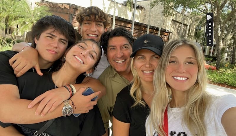 La influencer compartió una postal junto a María Alberó, Iván Zamorano y sus hermanos / Instagram