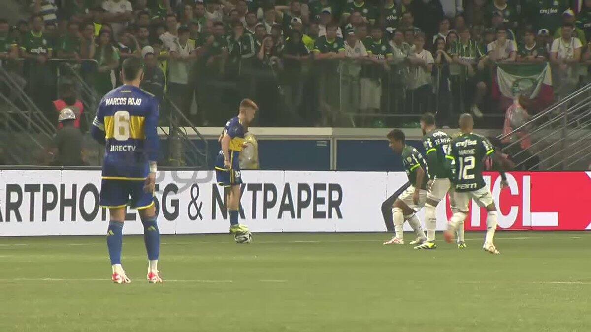 Valentín Barco pisó el balón ante la mirada de los jugadores de Palmeiras.