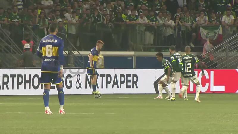Valentín Barco pisó el balón ante la mirada de los jugadores de Palmeiras.