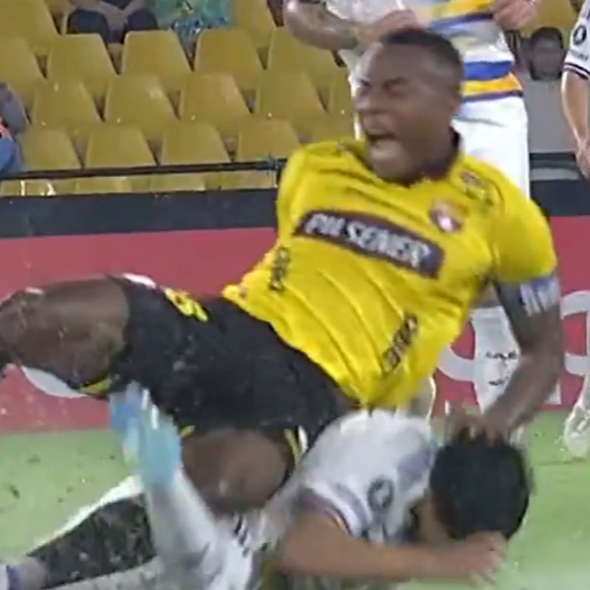 VIDEO | Hinchas de la UC indignados por nuevo “perdonazo” a Boca tras patada idéntica a la sufrida por Giani