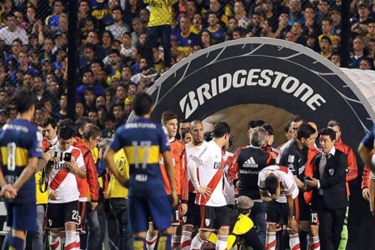 El ataque de un grupo de fanáticos a jugadores de River Plate con gas pimienta terminó con la descalificación de Boca Juniors de aquel torneo. (Foto: TyC Sports)
