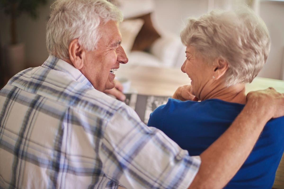Este es un beneficio que está dirigido a las parejas de casados que llevan 25 o 50 años de casados. Créditos: Canva.