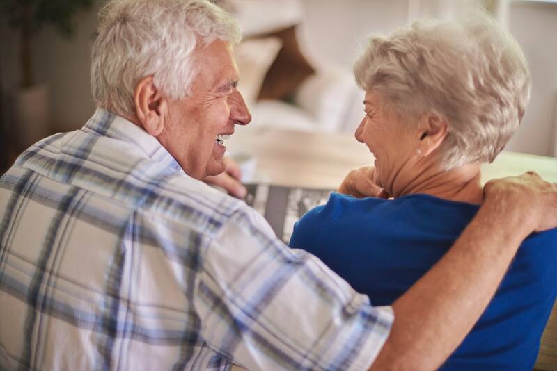 Este es un beneficio que está dirigido a las parejas de casados que llevan 25 o 50 años de casados. Créditos: Canva.