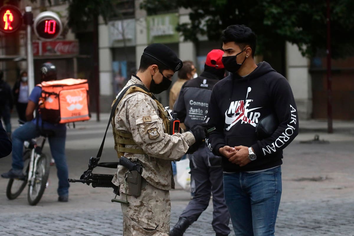 Santiago 12 mayo 2020
La fuerza de elite del Ejercito de Chile mas conocidos como Boinas Negras realizan patrullaje y control de salvoconductos a los traspuntes que circulan por el sector de Plaza de Armas
Javier Salvo/ Aton Chile