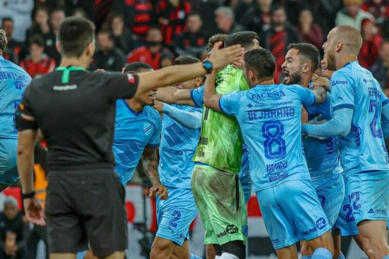 Los jugadores de Bolívar, con Carlos Lampe al medio, festejan tras eliminar a Athletico Paranaense en la Copa Libertadores.