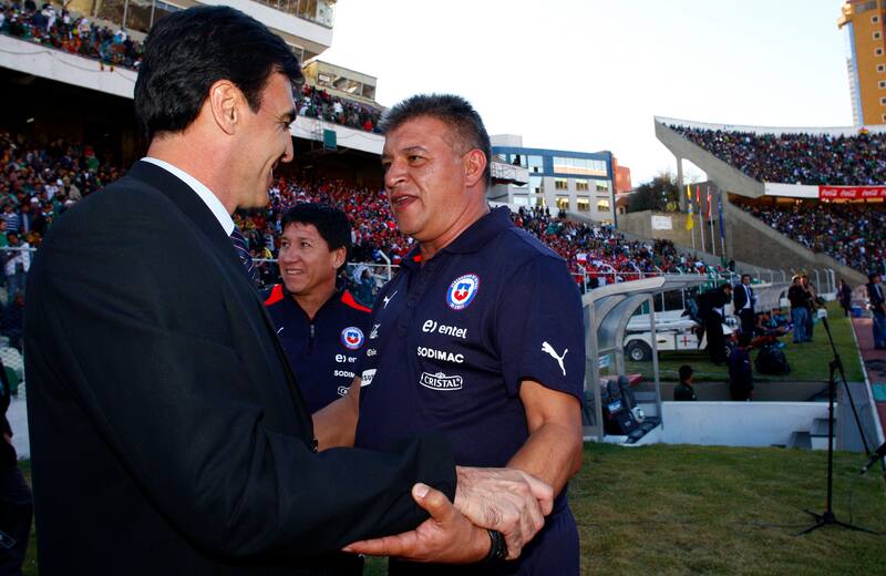 Quinteros y Claudio Borghi, en La Paz, por las clasificatorias al Mundial de 2014. Chile derrotaría por 2 a 0 a la selección del técnico nacionalizado boliviano.