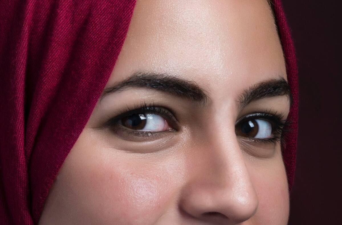 5 ejercicios faciales que te ayudarán a reducir las bolsas en los ojos