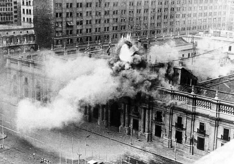 Bombardeo a La Moneda el 11 de septiembre de 1973, siendo una de las caras más espantosas y representativas de la vulneración de la democracia.