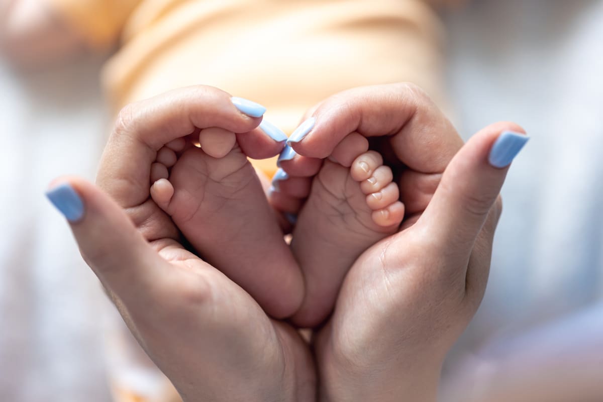 Revisa si puedes acceder a la ayuda económica de Caja Los Héroes para quienes se convirtieron en padres recientemente.