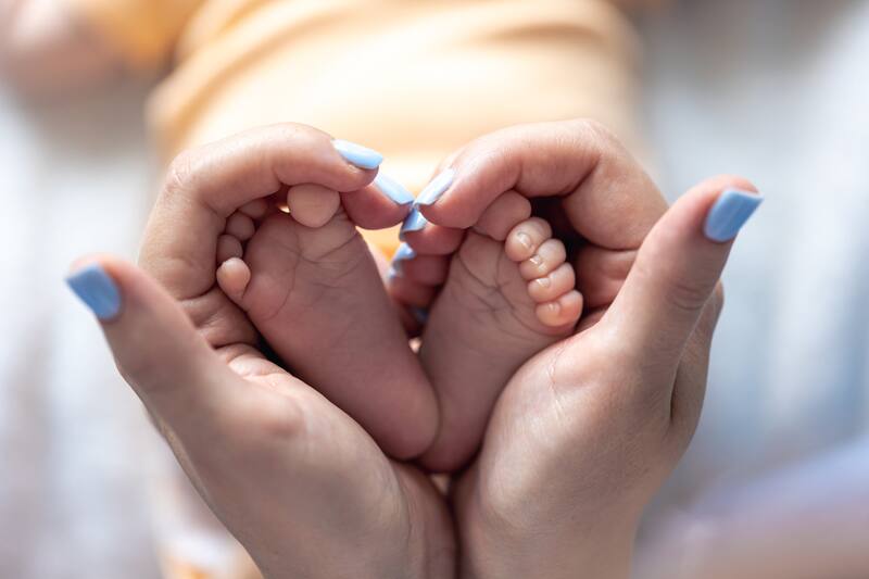 Revisa si puedes acceder a la ayuda económica de Caja Los Héroes para quienes se convirtieron en padres recientemente.