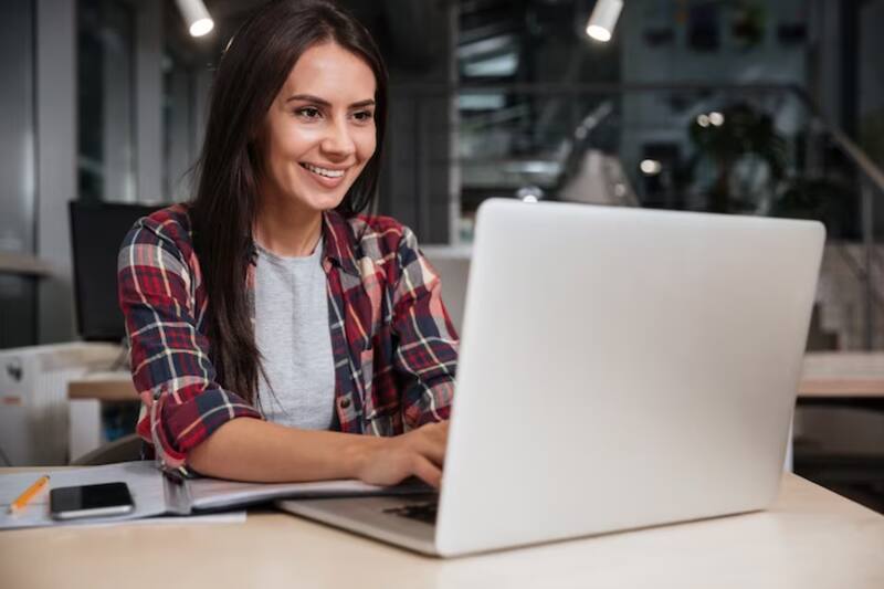 Revisa si recibes el beneficio. Créditos: Freepik