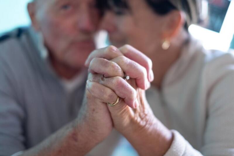 Este beneficio entrega un monto que se divide en partes iguales entre ambos cónyuges.