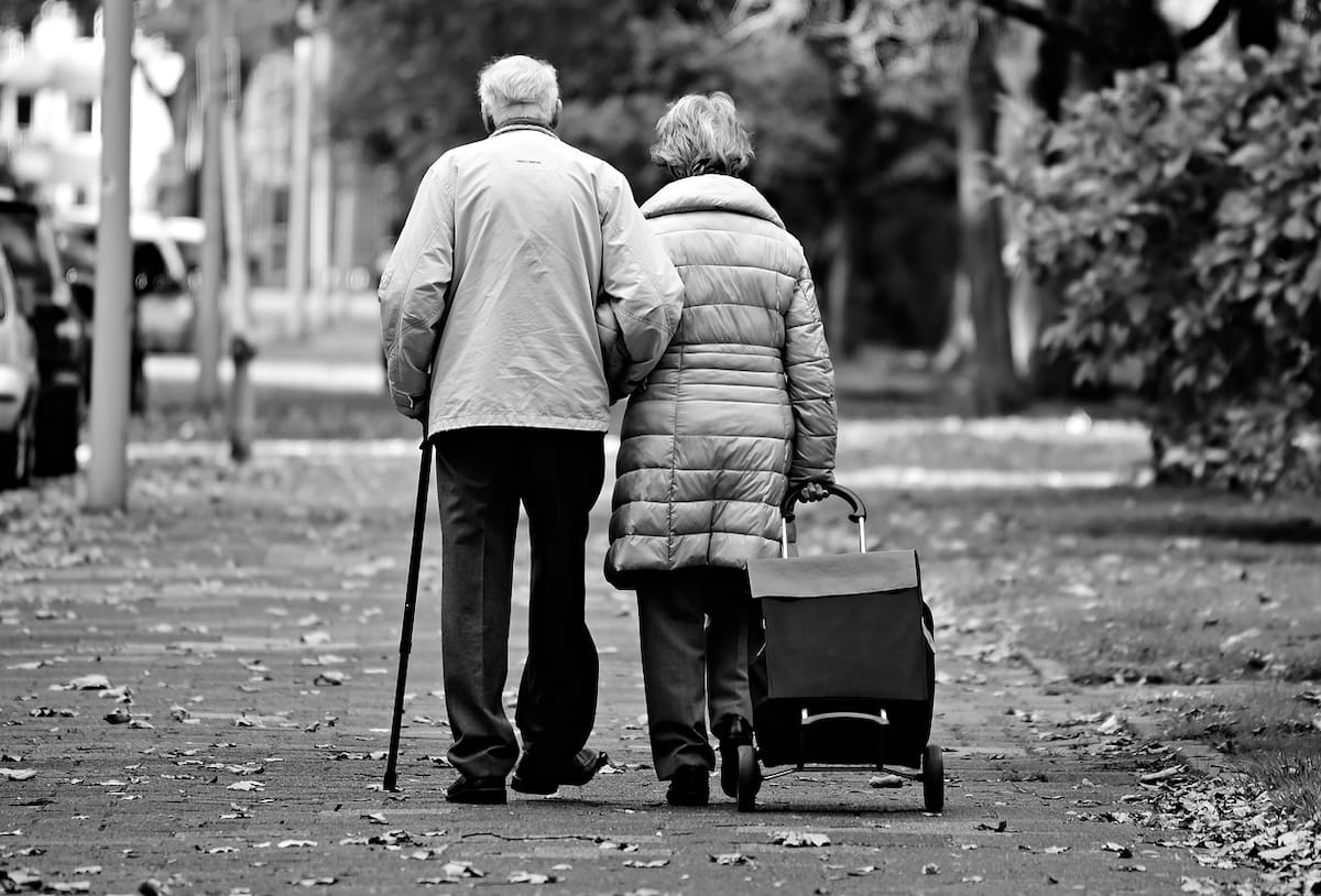 Revisa los requisitos del Bono Bodas de Oro. Créditos: Pexels
