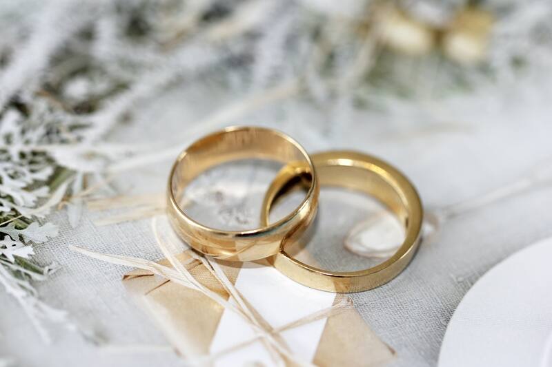 Revisa los detalles de los beneficios por estar casado.