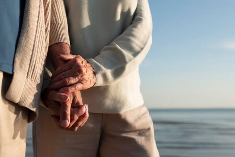 Los requisitos para el Bono Bodas de Plata varía según la caja de compensación a la que estés afiliado o afiliada. Créditos: Freepik