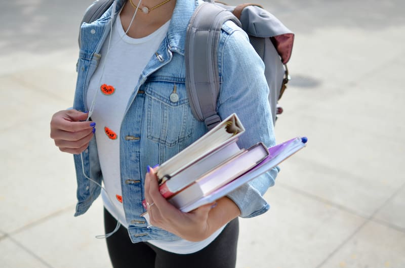 Está dirigido a quienes obtienen su licencia de enseñanza media en una institución reconocida por el Ministerio de Educación (Mineduc)