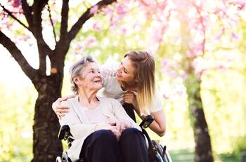 IPS otorga $32.000 mensuales a los ciudadores de adultos mayores que cumplan con TRES requisitos