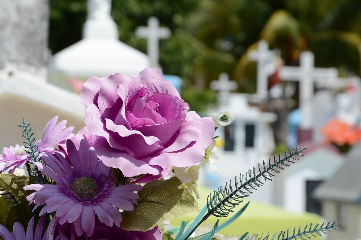 Caja 18 entrega un aporte para ayudar a sus afiliados a cubrir los gastos funerarios de sus parejas que fallecieron recientemente.
