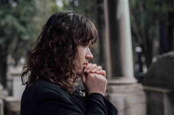 Caja Los Héroes paga un bono por el fallecimiento de un trabajador afiliado: ¿Quiénes lo cobran y cuál es el monto?