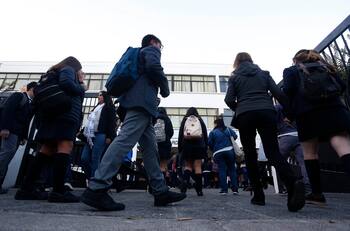 ¿Cómo puedo recibir $67 mil para mi graduación de Enseñanza Media?