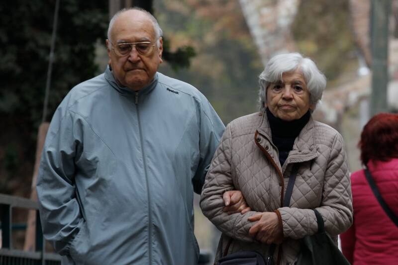 Destinado para personas sobre 65 años o más para aumentar sus pensiones mensuales.