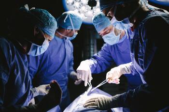 Fonasa cubre más de 96 procedimientos médicos e intervenciones quirúrgicas: ¿Quiénes pueden acceder?