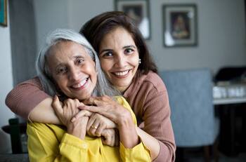 Madres pensionadas pueden recibir hasta $165 mil por cada hijo con este beneficio