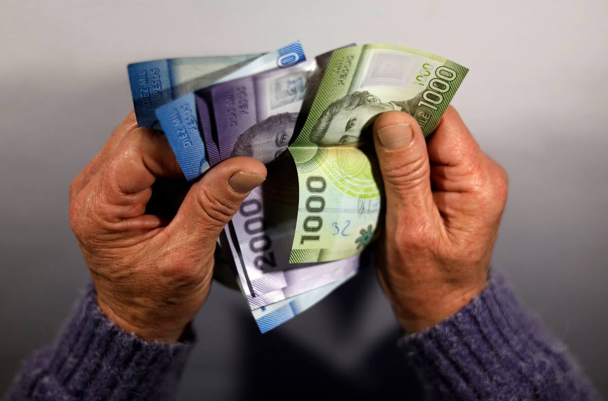 Adultos mayores pueden acceder a bono de $98.000: así se puede solicitar
