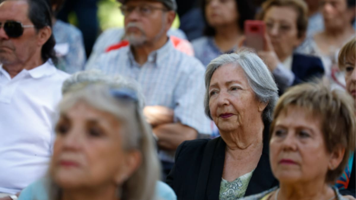 Adultos mayores de todo Chile pueden cobrar bono de $98.000 mensuales de por vida: Estos son los requisitos